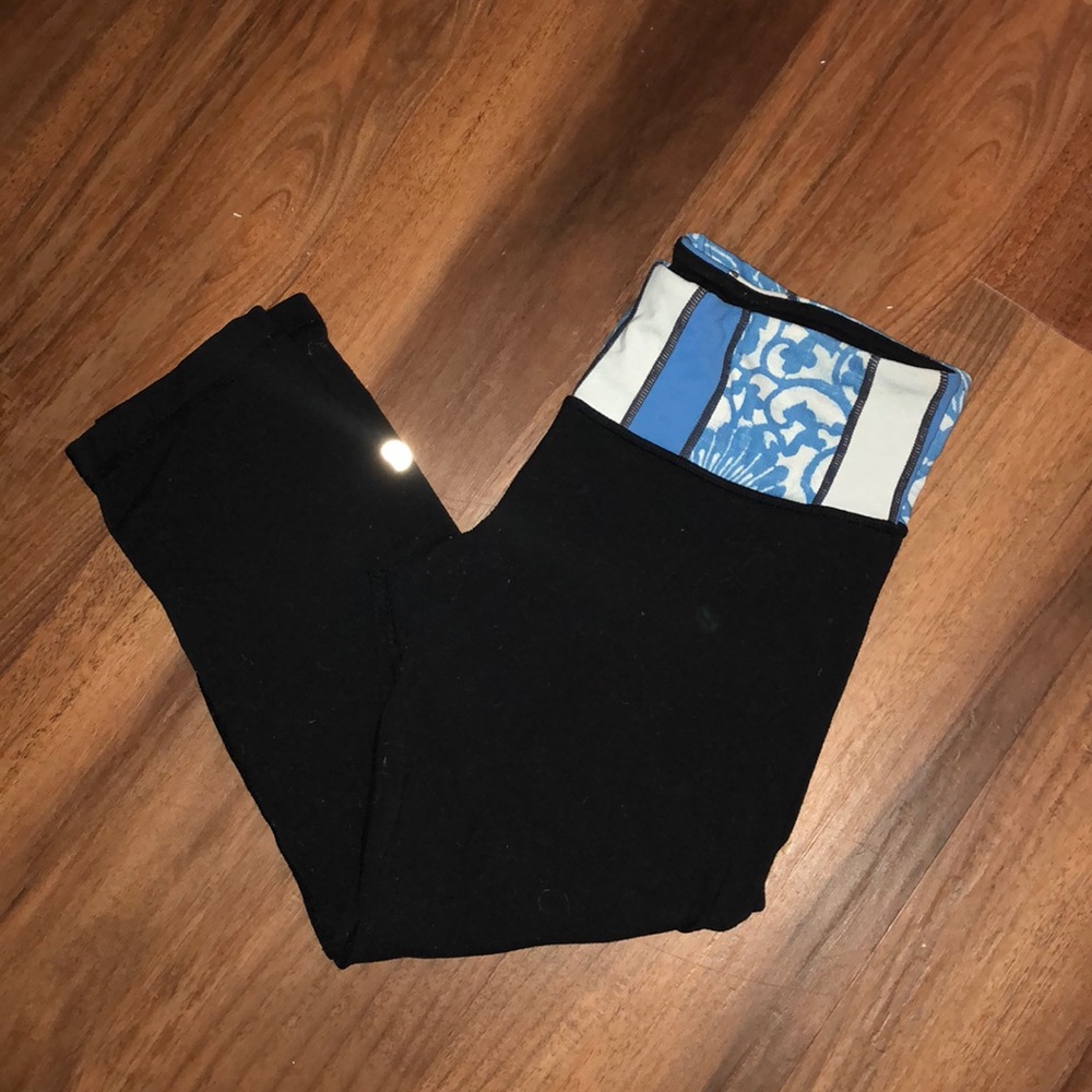Reversible lululemon wonder under crops size 8.